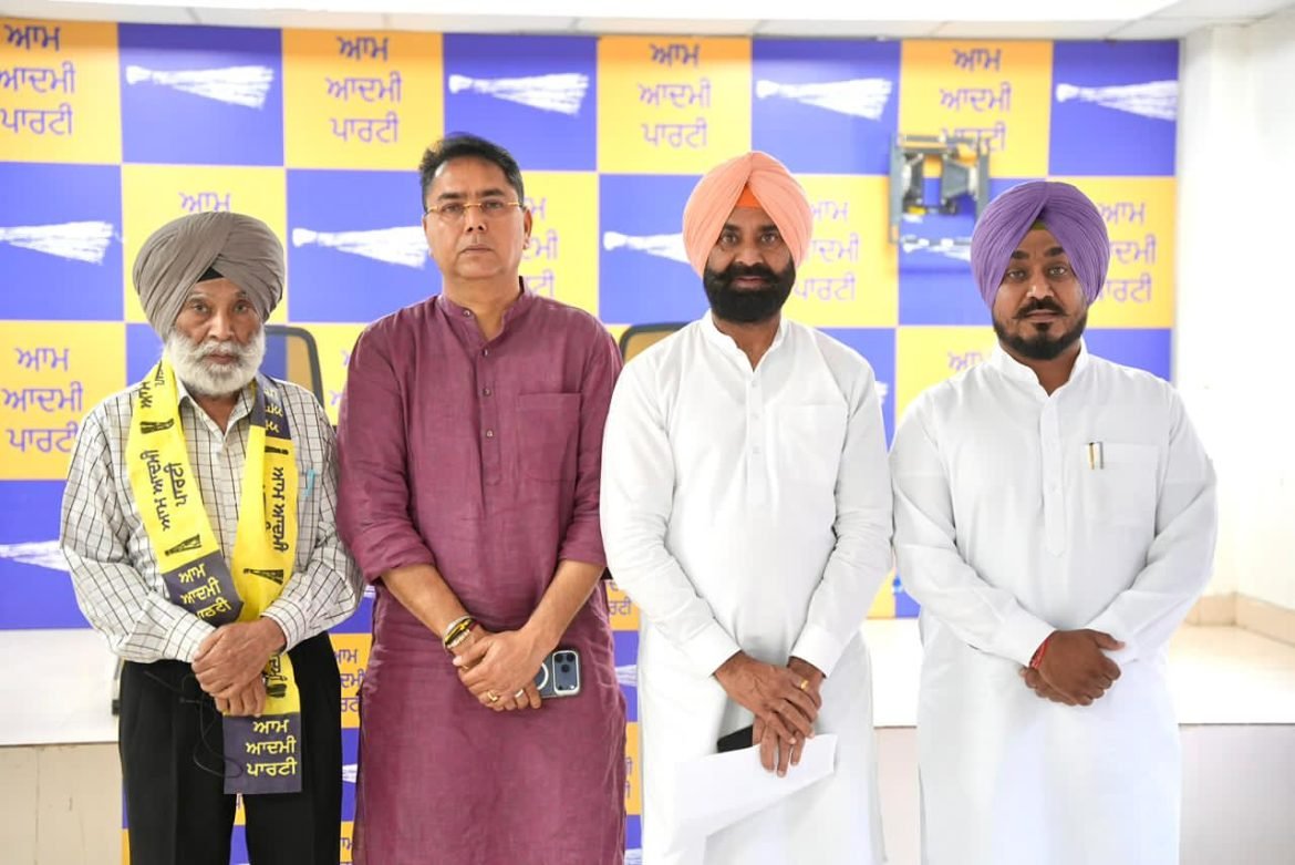 पूर्व IAS अधिकारी डॉ. स्वर्ण सिंह ने आम आदमी पार्टी जॉइन की, अमन अरोड़ा की मौजूदगी में हुआ शामिल