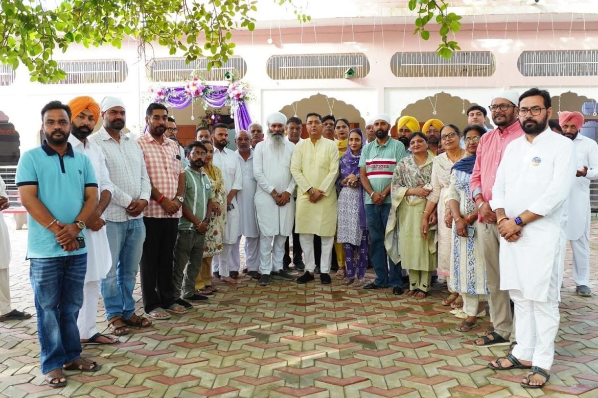 नगर परिषद चुनावों को लेकर बाबा भाई मूल चंद साहिब जी के दर पर अरदास में शामिल हुए अमन अरोड़ा, जीत और जनसेवा की कामना