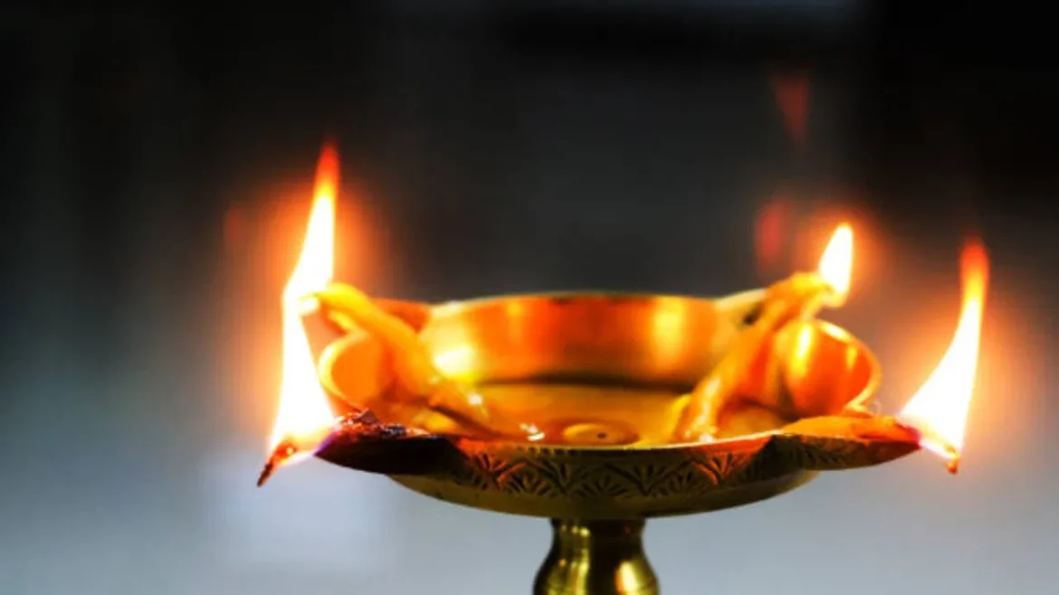 चौमुखी दीपक: क्या आप भी घर में जलाते हैं 4 लौ वाला दीपक? भूलकर भी न करें दिशा की ये गलती