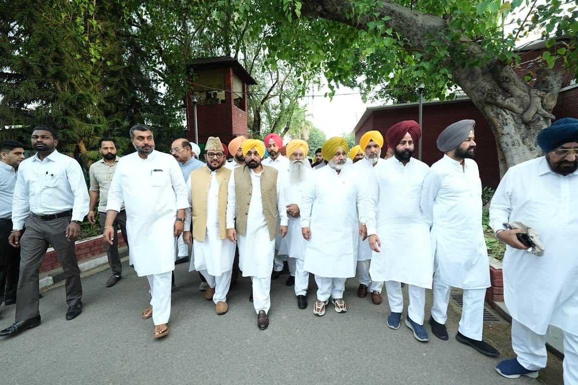 पंजाब के अधिकारों की रक्षा को लेकर मुख्यमंत्री भगवंत मान की अगुवाई में AAP विधायकों का राष्ट्रपति से मुलाकात का कार्यक्रम