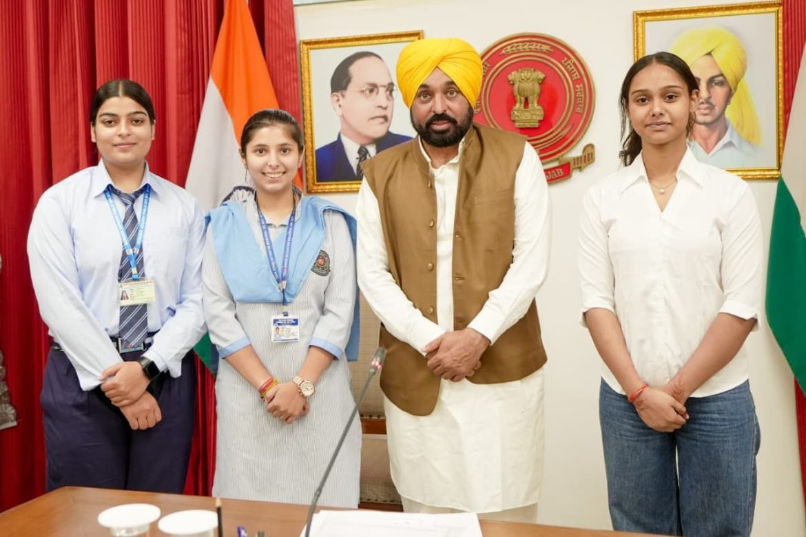 मुख्यमंत्री भगवंत मान ने PSEB 12वीं टॉपर्स छात्राओं से की विशेष मुलाकात, उज्ज्वल भविष्य के लिए दी शुभकामनाएं