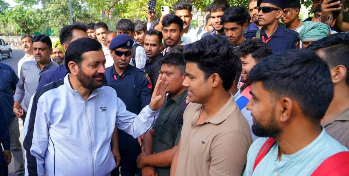 हरियाणा पुलिस भर्ती: मुख्यमंत्री नायब सिंह सैनी ने युवाओं से की मुलाकात, कहा - “मेरिट आधारित पारदर्शी भर्ती प्रणाली से बढ़ा विश्वास”