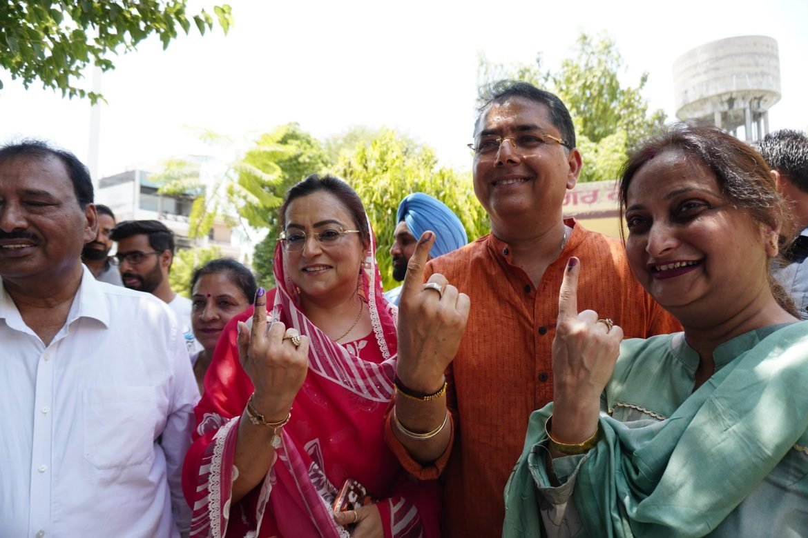 अमन अरोड़ा ने पत्नी सबीना अरोड़ा के साथ सुन्नम में किया मतदान, लोगों से लोकतंत्र को मजबूत करने की अपील