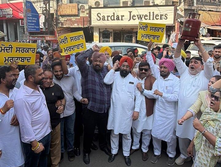 'आम आदमी पार्टी' के 'ट्रेड विंग' ने गैस सिलेंडर की कीमतों में बढ़ोतरी के खिलाफ घंटा घर पर विरोध प्रदर्शन किया
