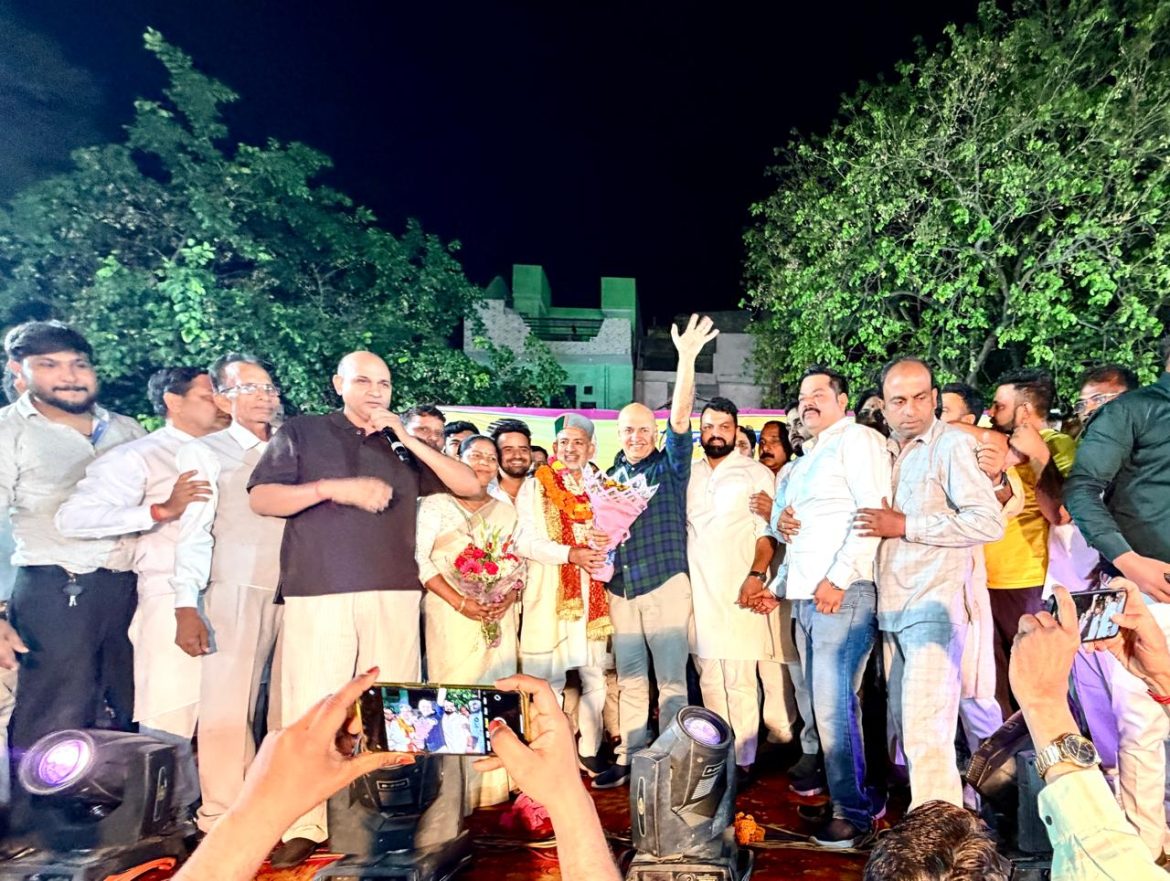 दिल्ली में सामूहिक विवाह समारोह में शामिल हुए मनीष सिसोदिया, पूर्व विधायक महेंद्र के सामाजिक कार्यों की सराहना