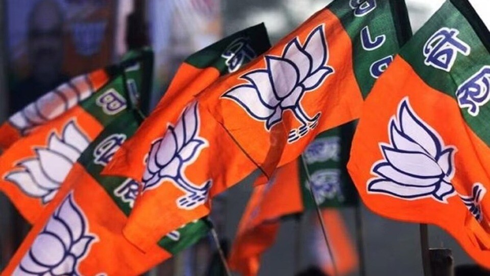 पश्चिम बंगाल चुनाव रुझान: भाजपा को बहुमत की ओर बढ़त, तृणमूल कांग्रेस के गढ़ में बड़ी सेंध