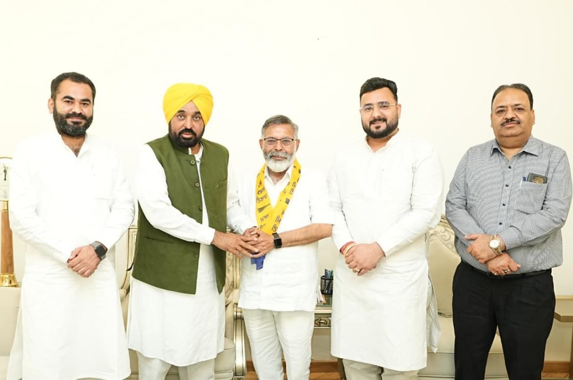 फाजिल्का में बड़ा सियासी बदलाव: पूर्व बीजेपी नेता अनिल कुमार सेठी ‘AAP’ में शामिल, सीएम भगवंत मान ने किया स्वागत