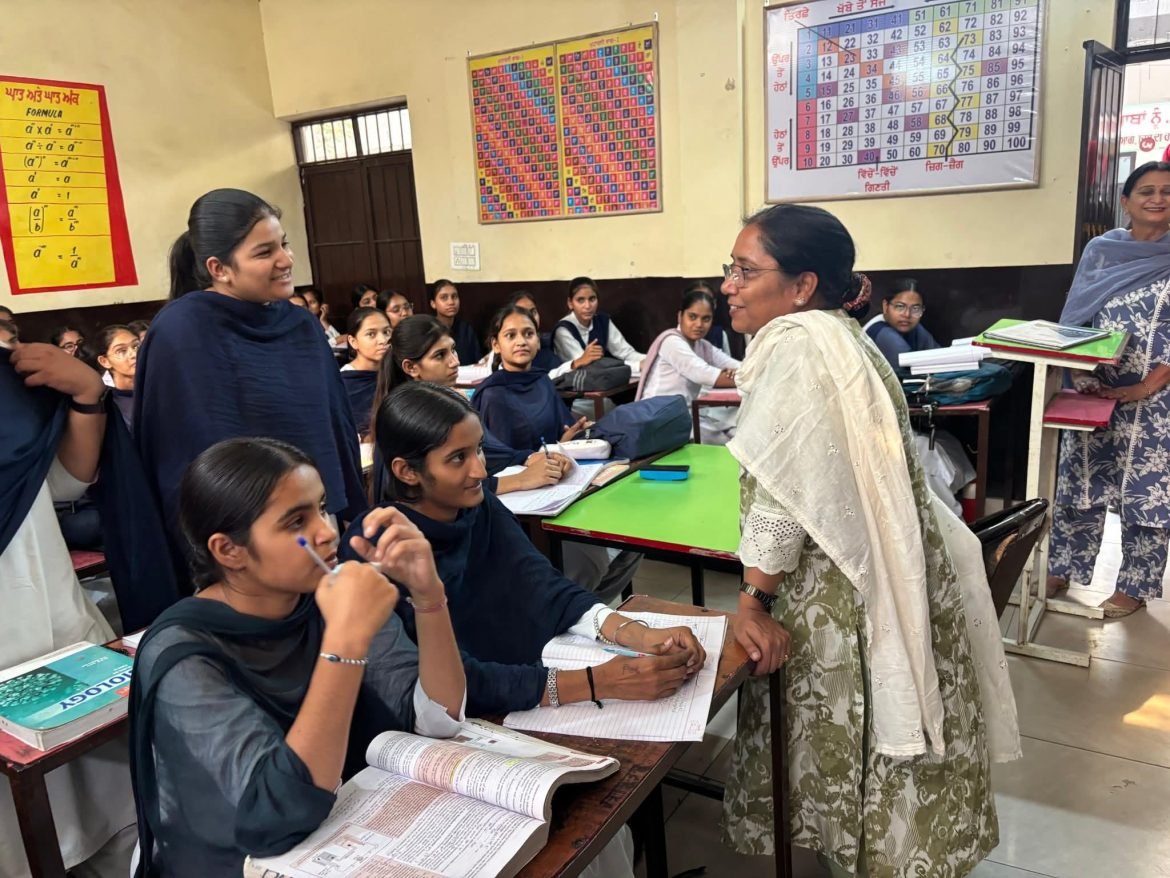 बलजीत कौर की पहल से मलोट में शिक्षा को बढ़ावा, मंडी हरी राम स्कूल में +2 छात्राओं को साइकिल वितरण
