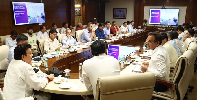 मंत्री राव नरबीर सिंह की समीक्षा बैठक: गुरुग्राम में विकास कार्यों में तेजी और जलभराव समस्या के स्थायी समाधान के निर्देश