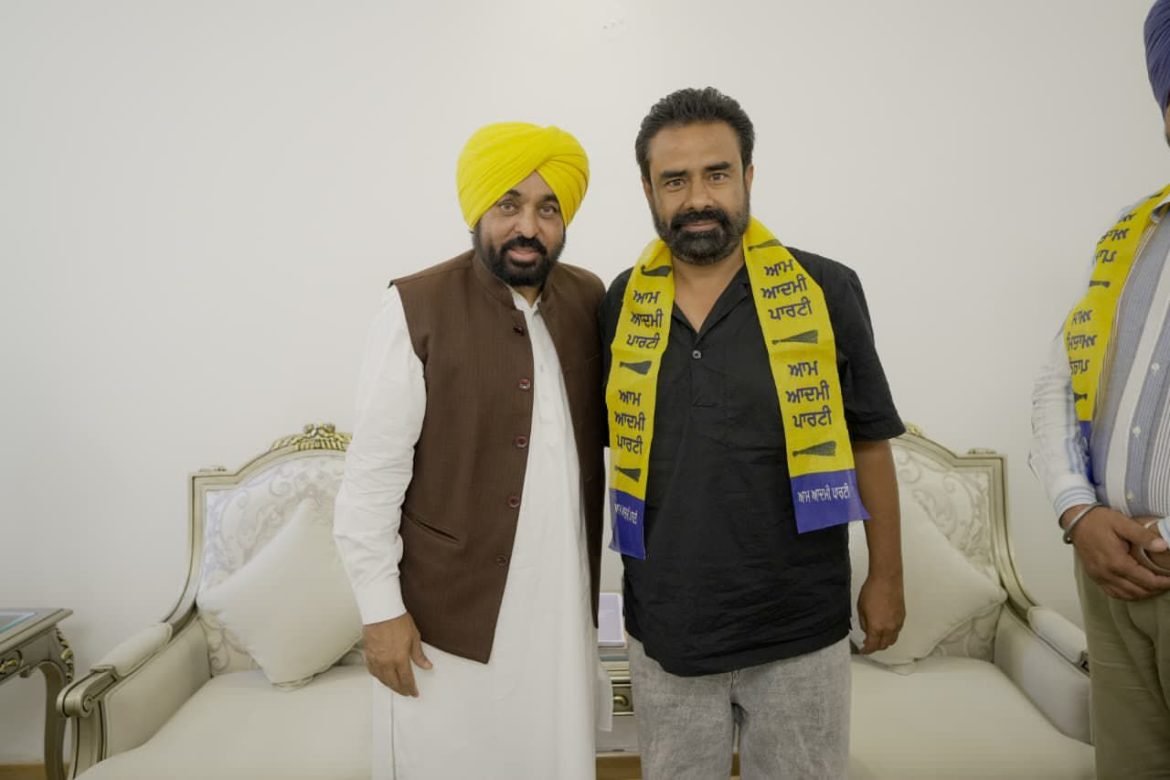 मजीठा में कांग्रेस को बड़ा झटका: कई पूर्व नेता आम आदमी पार्टी में शामिल, मुख्यमंत्री भगवंत मान ने किया स्वागत