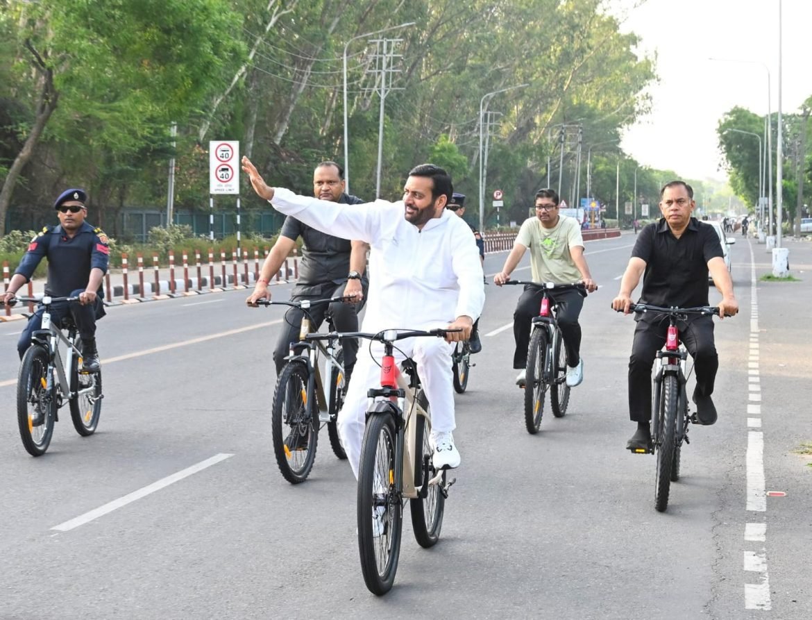 मुख्यमंत्री नायब सिंह सैनी ने सुखना लेक पर साइकिल चलाकर दिया फिटनेस और स्वच्छता का संदेश
