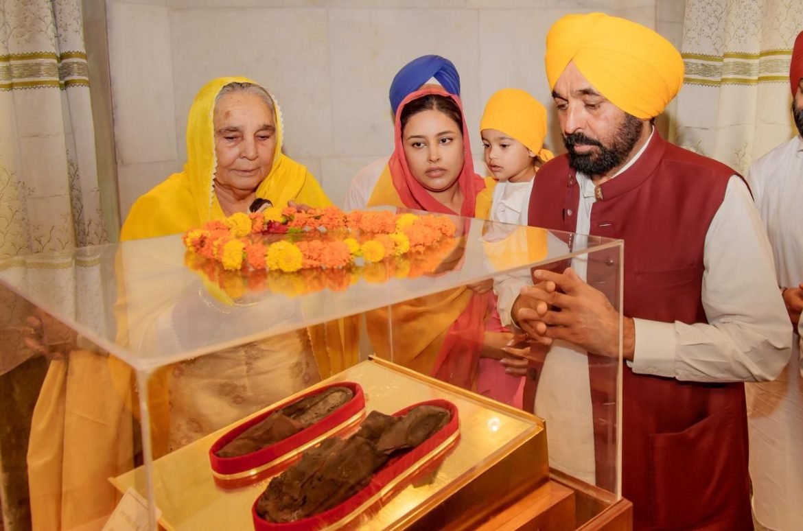 मुख्यमंत्री भगवंत मान ने परिवार संग श्री पटना साहिब में टेका मत्था, सभी के कल्याण की कामना की