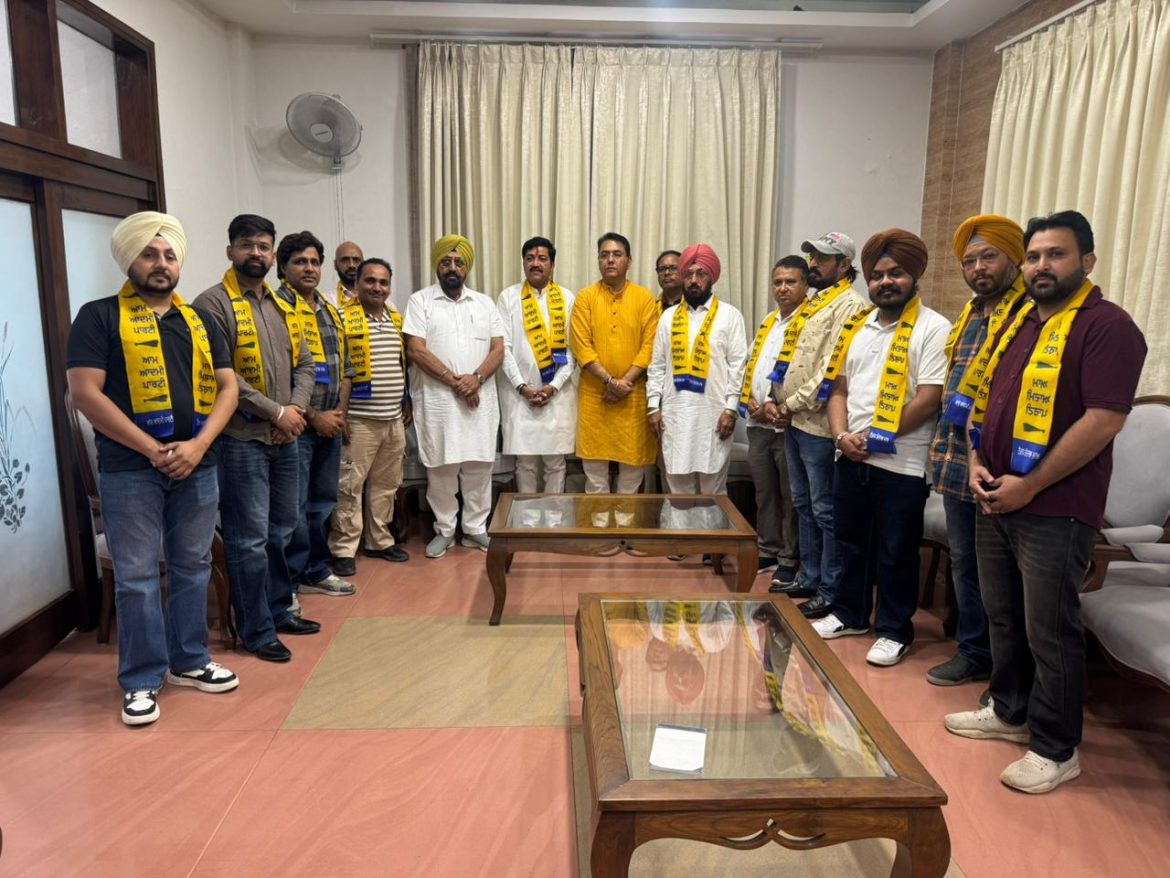 लुधियाना में AAP को बड़ी राजनीतिक मजबूती, वरिष्ठ कांग्रेस नेता कुनवर उदय सिंह राठौर अपने समर्थकों सहित आम आदमी पार्टी में शामिल
