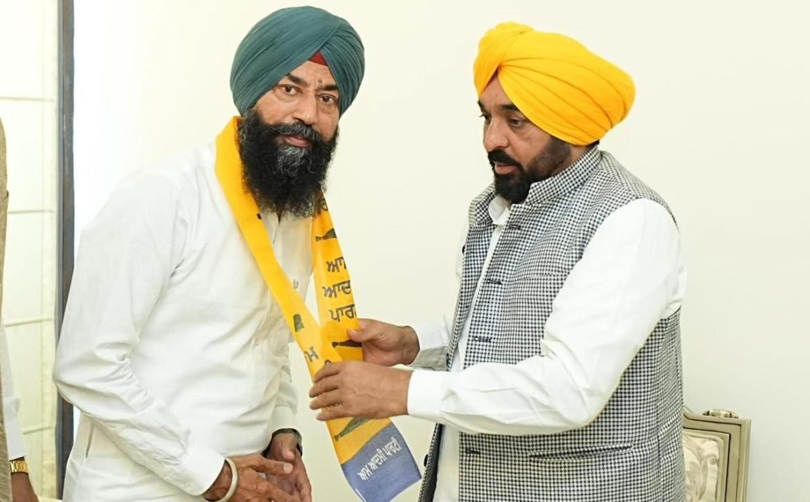 विश्व प्रसिद्ध कबड्डी खिलाड़ी संदीप लुधड़ अपने साथियों के साथ आप में शामिल