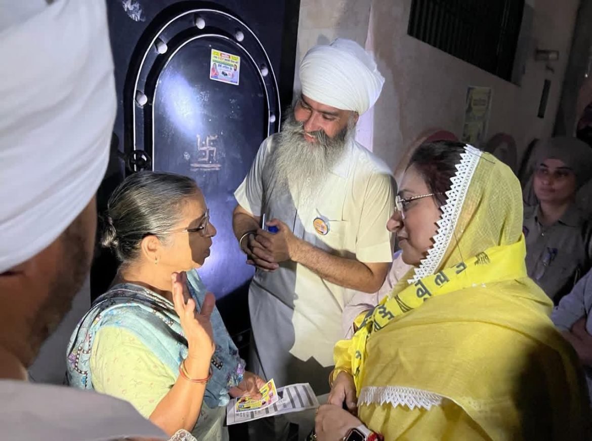 सबीना अरोड़ा ने आम आदमी पार्टी उम्मीदवार हरविंदर नामधारी के समर्थन में सुनाम वार्ड 10 में डोर-टू-डोर अभियान चलाया