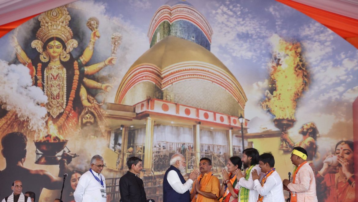 सुवेंदु अधिकारी बने पश्चिम बंगाल के पहले भाजपा मुख्यमंत्री, शपथ ग्रहण समारोह में प्रधानमंत्री मोदी ने किया जनता का अभिवादन