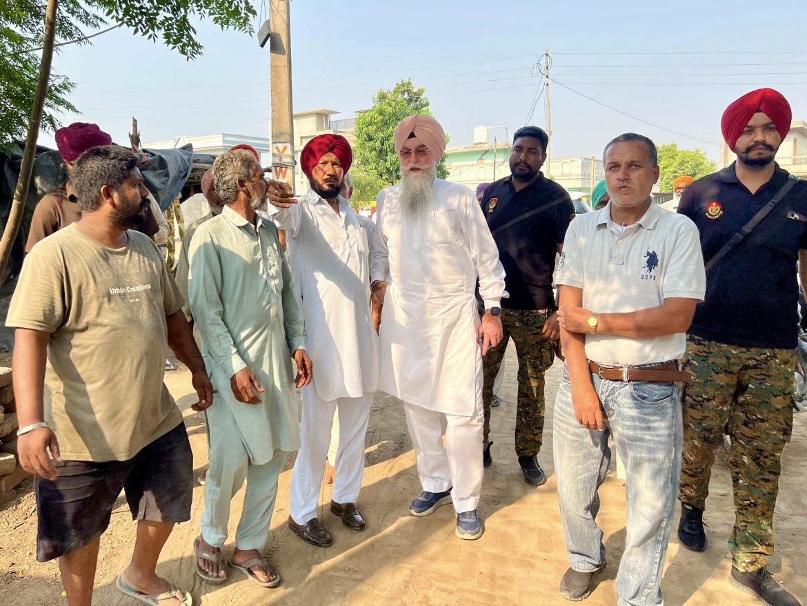 AAP नेता कुलतार सिंह संधवां ने पैतृक गांव संधवान में शहरी निवासियों से की मुलाकात, विकास कार्यों पर की चर्चा