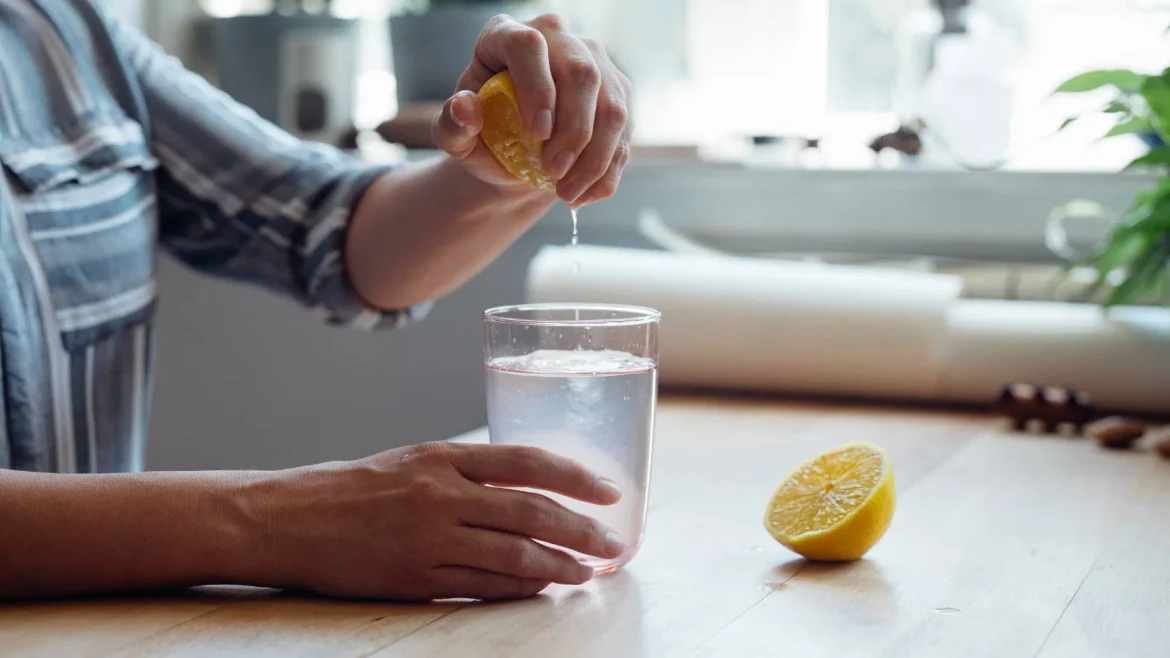 Lemon Water Health Tips: नींबू पानी में चीनी डालना क्यों हो सकता है नुकसानदायक? जानें सही तरीका