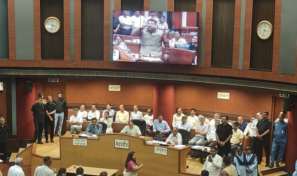MCD सदन बैठक में हंगामा: AAP पार्षदों ने उठाए दिल्ली के बड़े मुद्दे, भाजपा पर जवाब न देने का आरोप