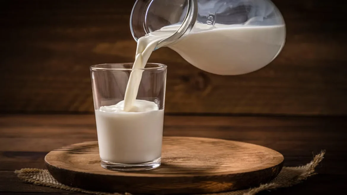Milk Storage in Summer: गर्मी में दूध जल्दी खराब क्यों होता है? जानें दूध को लंबे समय तक ताजा रखने के आसान और असरदार टिप्स