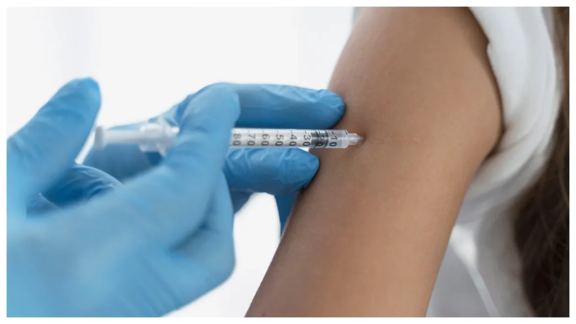 Pneumonia Vaccine: 50 की उम्र के बाद क्यों जरूरी हो सकती है निमोनिया वैक्सीन? जानिए किन लोगों को है सबसे ज्यादा जोखिम