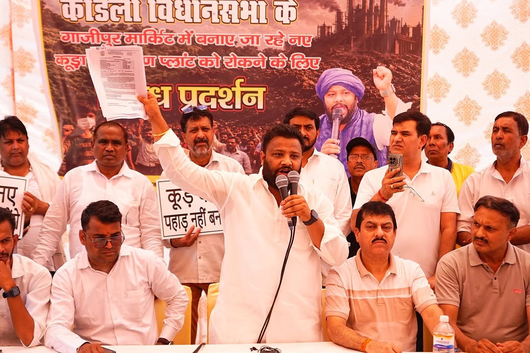 गाज़ीपुर पेपर मार्केट में कूड़ा निस्तारण प्लांट के खिलाफ बढ़ा विरोध, विधायक कुलदीप कुमार ने उठाई जनता की आवाज