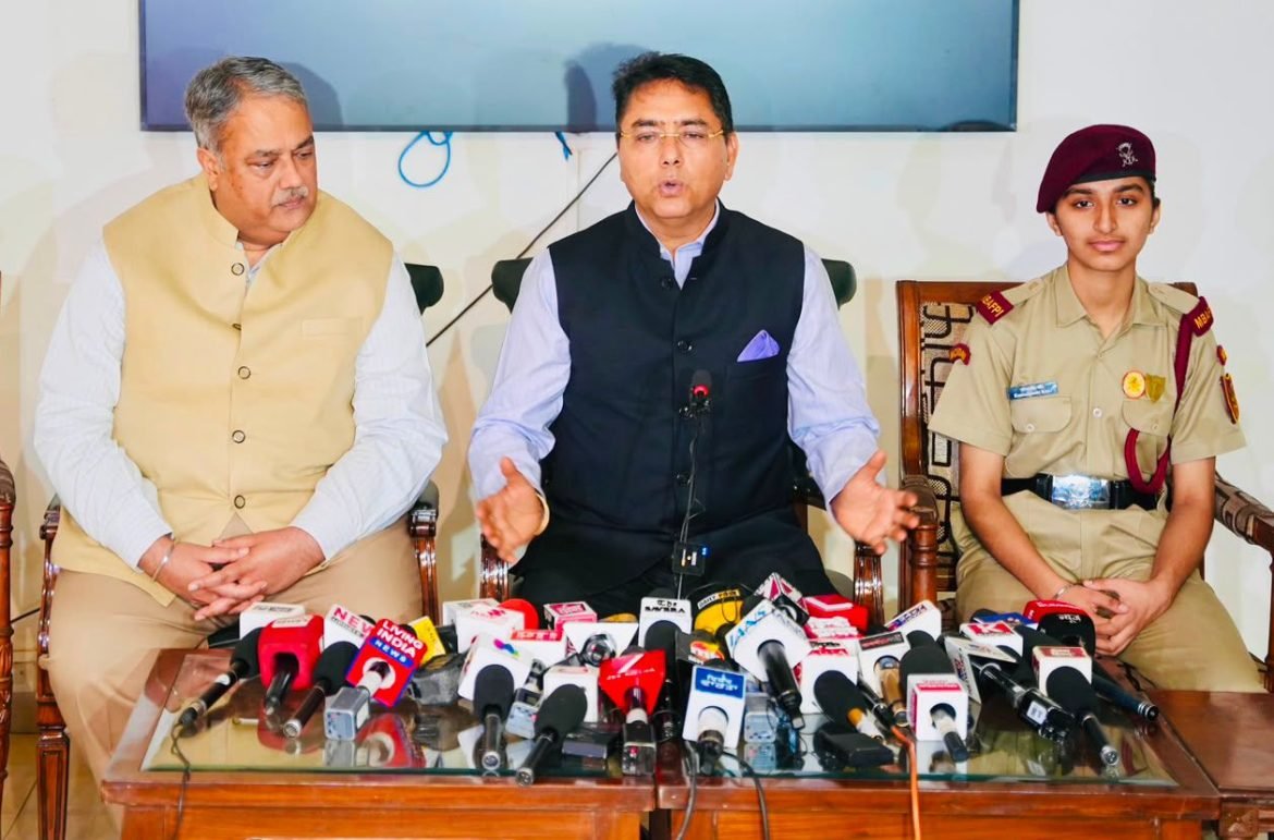 अमन अरोड़ा द्वारा एयर फोर्स अकादमी और एनडीए मेरिट सूची में शानदार उपलब्धियां हासिल करने वाली माई भागो प्रिपरेटरी इंस्टीट्यूट की महिला कैडेटों का सम्मान