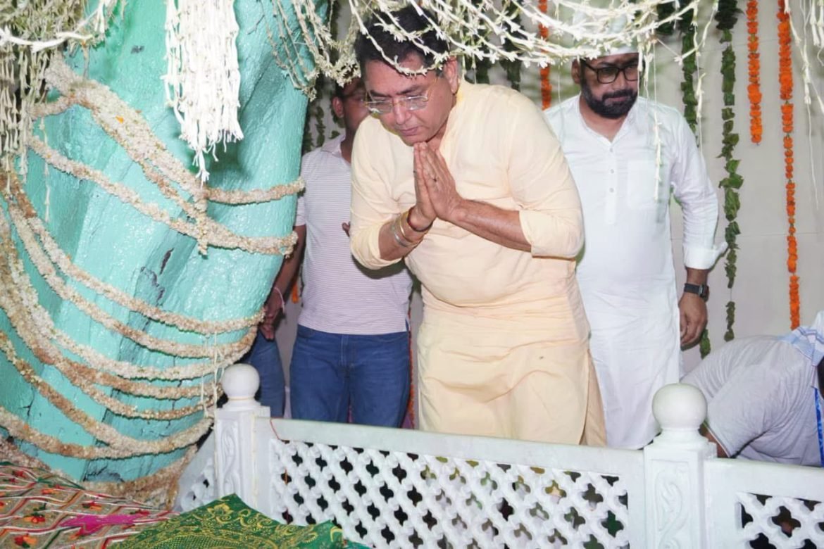 अमन अरोड़ा ने पीर बाबा चिरंगी शाह जी के दरबार में टेका माथा, क्षेत्रवासियों की सुख-समृद्धि की कामना की