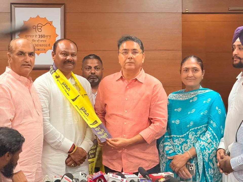 जालंधर में बड़ा राजनीतिक बदलाव: वरिष्ठ BJP नेता सुनील चाम और जॉर्ज सागर सैकड़ों समर्थकों सहित AAP में शामिल