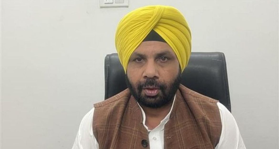 पंजाब के गांवों में 50 परिवार AAP में शामिल, मंत्री हरभजन सिंह ने नए सदस्यों का किया स्वागत