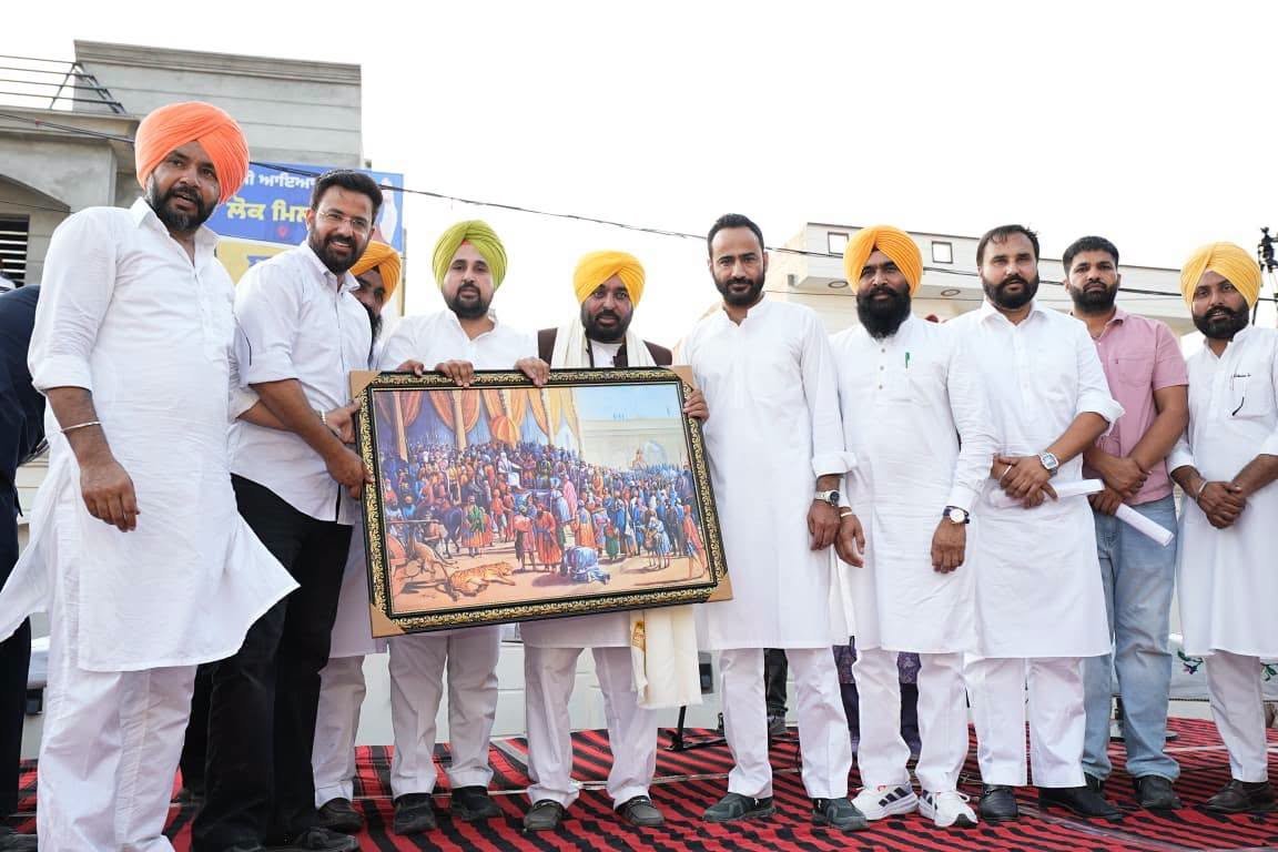 मुख्यमंत्री भगवंत मान ने झलूर गांव में किया जनसंवाद, विकास के लिए ₹51 लाख की सहायता राशि सौंपी