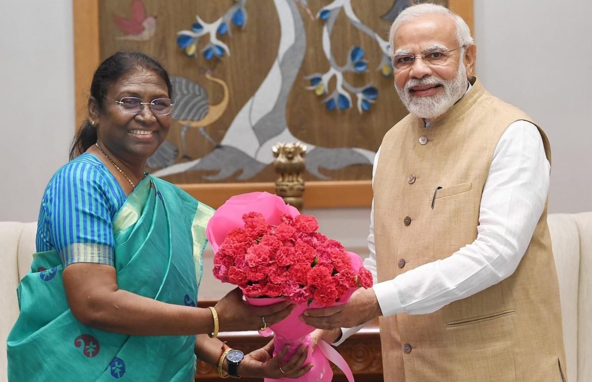 राष्ट्रपति द्रौपदी मुर्मू और प्रधानमंत्री मोदी ने ओडिशा में आदिवासी पवित्र स्थलों पर की प्रार्थना, पहाड़पुर गांव में हुआ भव्य स्वागत