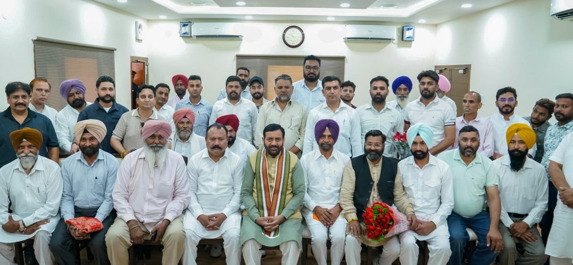 संत कबीर कुटीर में भाजपा में शामिल हुए कई नेता, युवाओं ने दिखाई आस्था