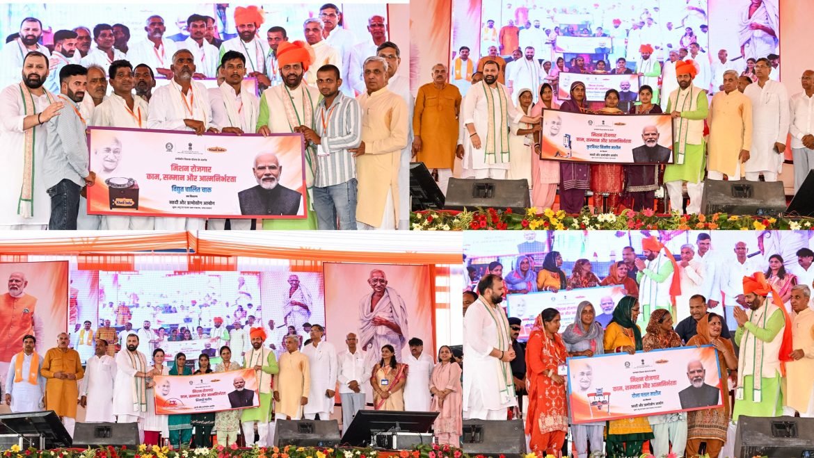 सीएम नायब सिंह सैनी ने सिवानी में ‘खादी रोजगार उत्सव’ में कारीगरों को बांटी आधुनिक मशीनें, स्वरोजगार को मिली नई गति