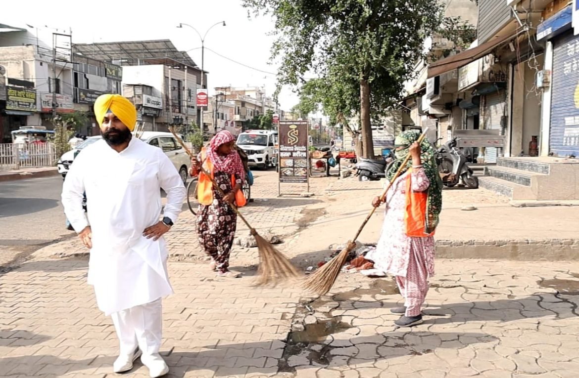हरजोत सिंह बैंस ने राजपुरा में स्वच्छता अभियान का किया निरीक्षण, सफाई सेवकों की सराहना