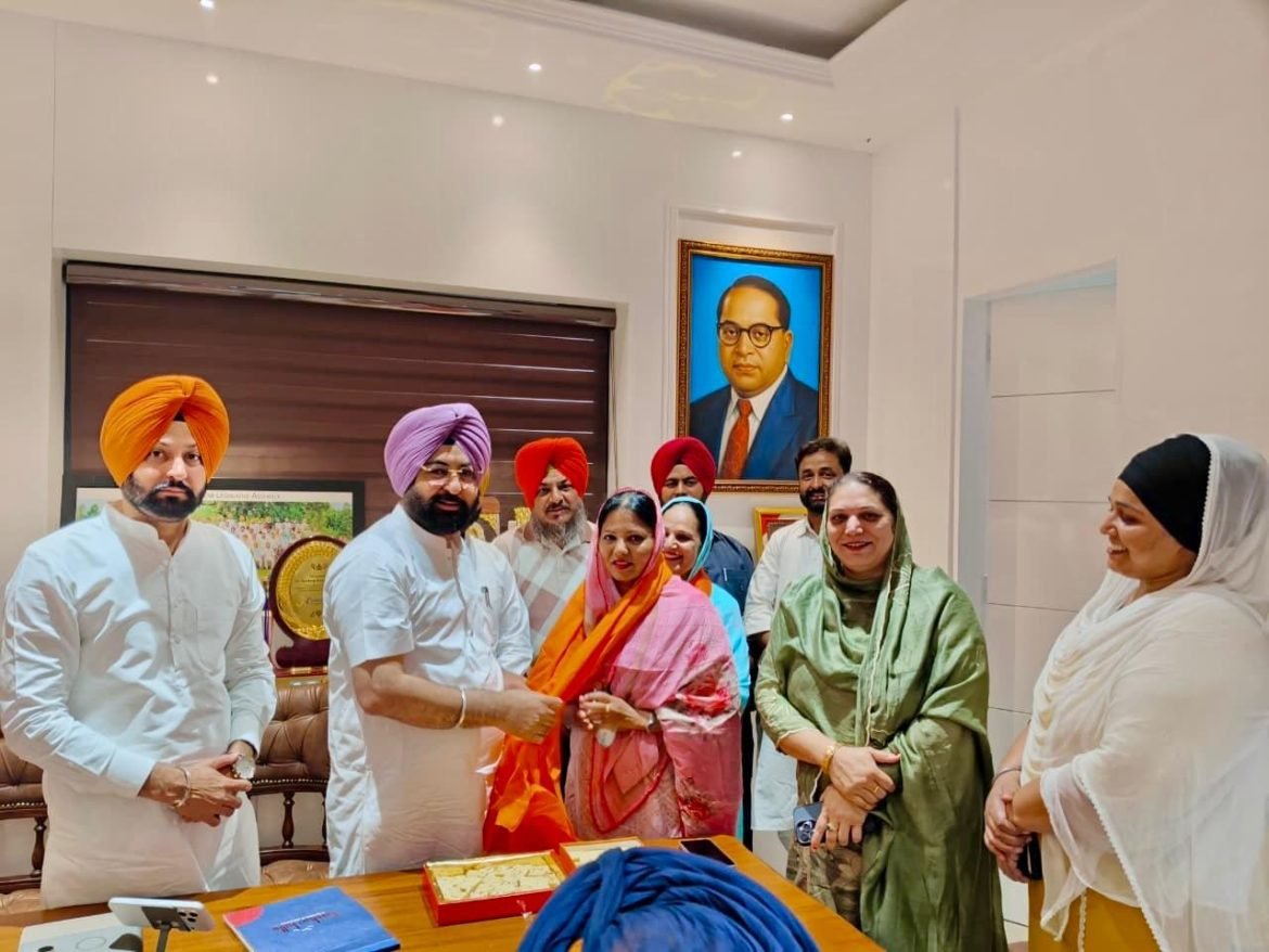 जनसमस्याओं को लेकर लोगों से मिले हरदीप सिंह मुंडियां, महिला विंग की नई पदाधिकारियों को दी बधाई