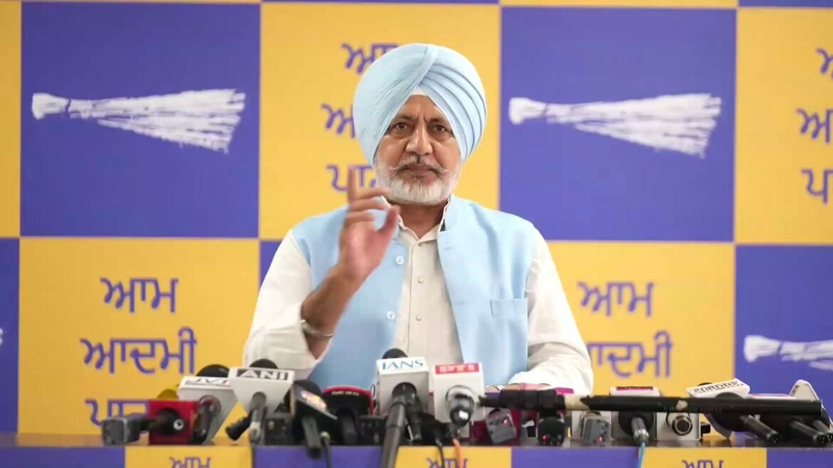 AAP पंजाब मीडिया प्रभारी ने पेपर लीक मामले और किसानों से जुड़े मुद्दों पर केंद्र सरकार की नीतियों की आलोचना की