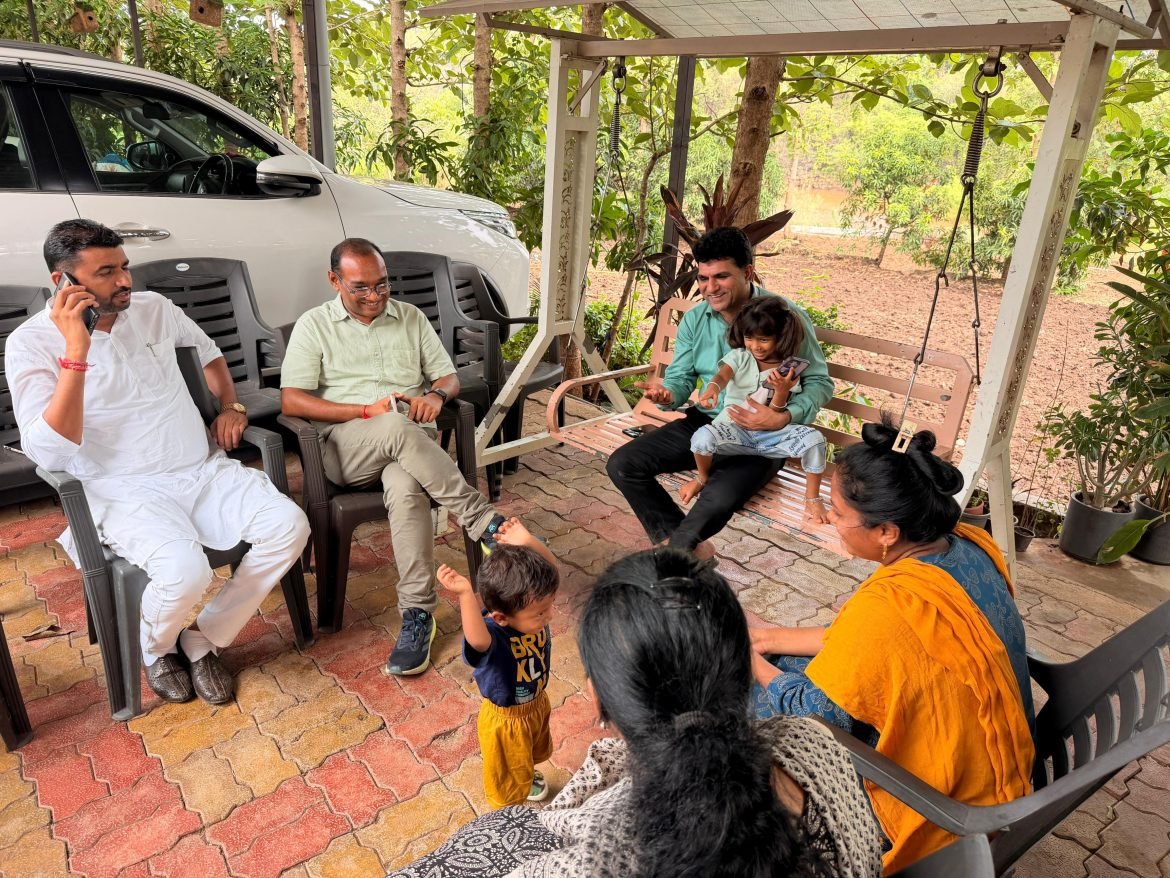 AAP प्रदेश अध्यक्ष इसुदान गढ़वी और प्रदेश महासचिव मनोज सोरठिया ने विधायक चैतर वसावा के परिवार से मुलाकात की