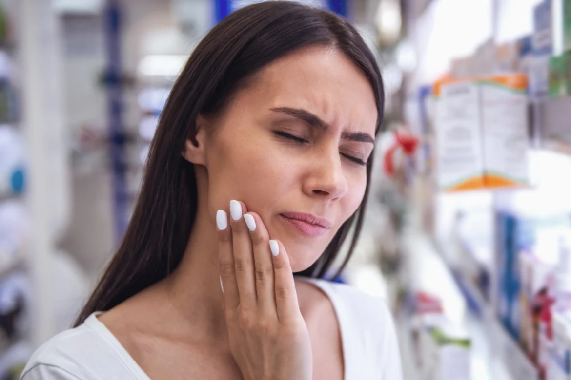 Dental Care Tips: मौसम बदलते ही क्यों बढ़ जाती है दांतों की सेंसिटिविटी? जानें कारण, लक्षण और बचाव के आसान उपाय