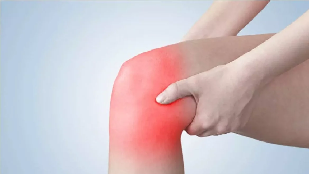 Knee Pain in Weather Change: मौसम बदलते ही क्यों बढ़ जाता है घुटनों का दर्द? जानें आसान उपाय और बचाव के तरीके