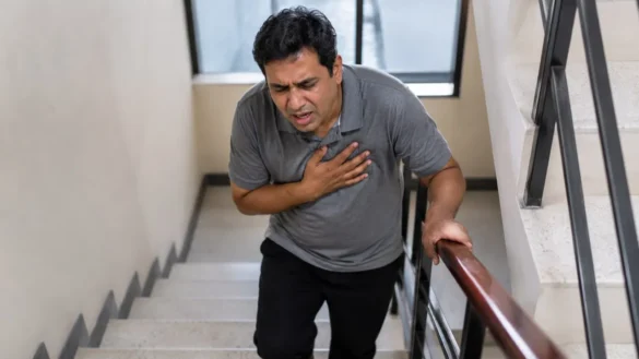 Breathless While Climbing Stairs: सीढ़ियां चढ़ते समय फूलती है सांस तो न करें नजरअंदाज, जानें किन बीमारियों का हो सकता है संकेत
