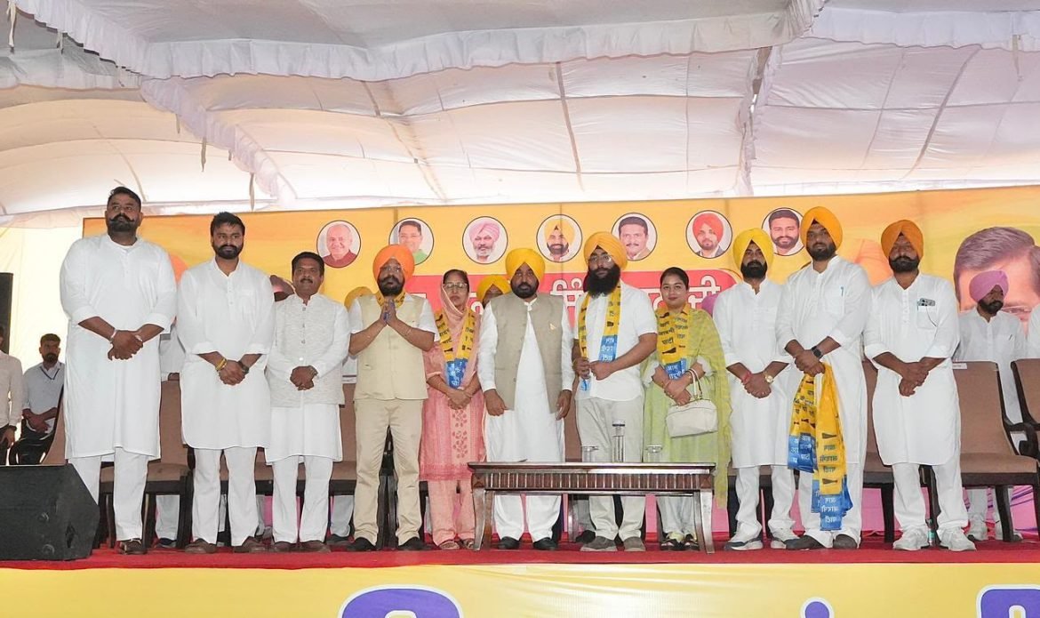 पटियाला के पातड़ां में शिरोमणि अकाली दल को बड़ा झटका, पूर्व विधायक वनिंदर कौर लूंबा और करण सिंह डीटीओ साथियों सहित 'आप' में शामिल