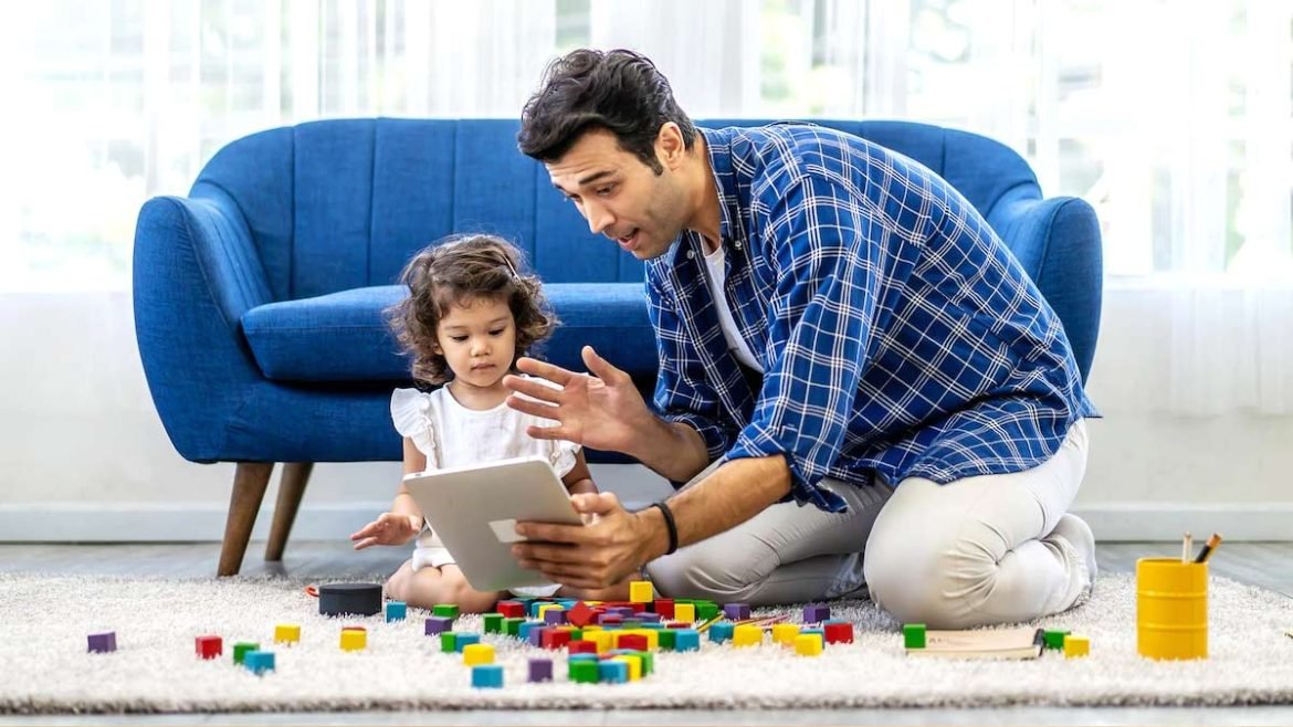 Digital Parenting: बच्चों की सेफ ऑनलाइन लाइफ के लिए सिर्फ पाबंदी नहीं, इन तरीकों से बनाएं बेहतर डिजिटल आदतें