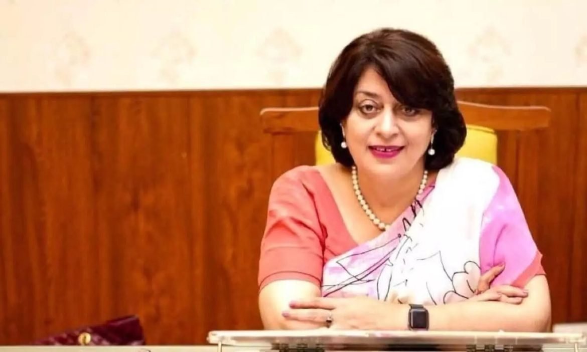 हरियाणा: टीबी मुक्त भारत अभियान के तहत स्वास्थ्य शिविर का निरीक्षण करतीं डॉ. सुमिता मिश्रा।