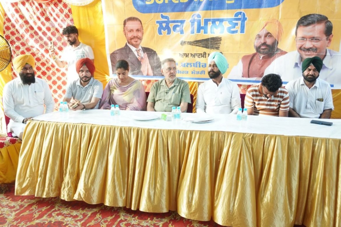 डॉ. बलबीर सिंह अलोवाल गांव में मान सरकार लोकां दे द्वार अभियान के दौरान लोगों से बातचीत करते हुए