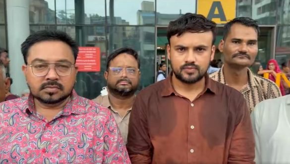 यू.एन. मेहता अस्पताल में ड्रेनेज का काम करने उतरे 1 कर्मचारी की मौत, 2 की हालत गंभीर, AAP नेता डॉ. करन बारोट और विनोद परमार ने अस्पताल का दौरा किया