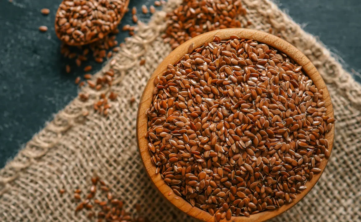 सुबह खाली पेट अलसी के बीज खाने के फायदे दिखाती तस्वीर