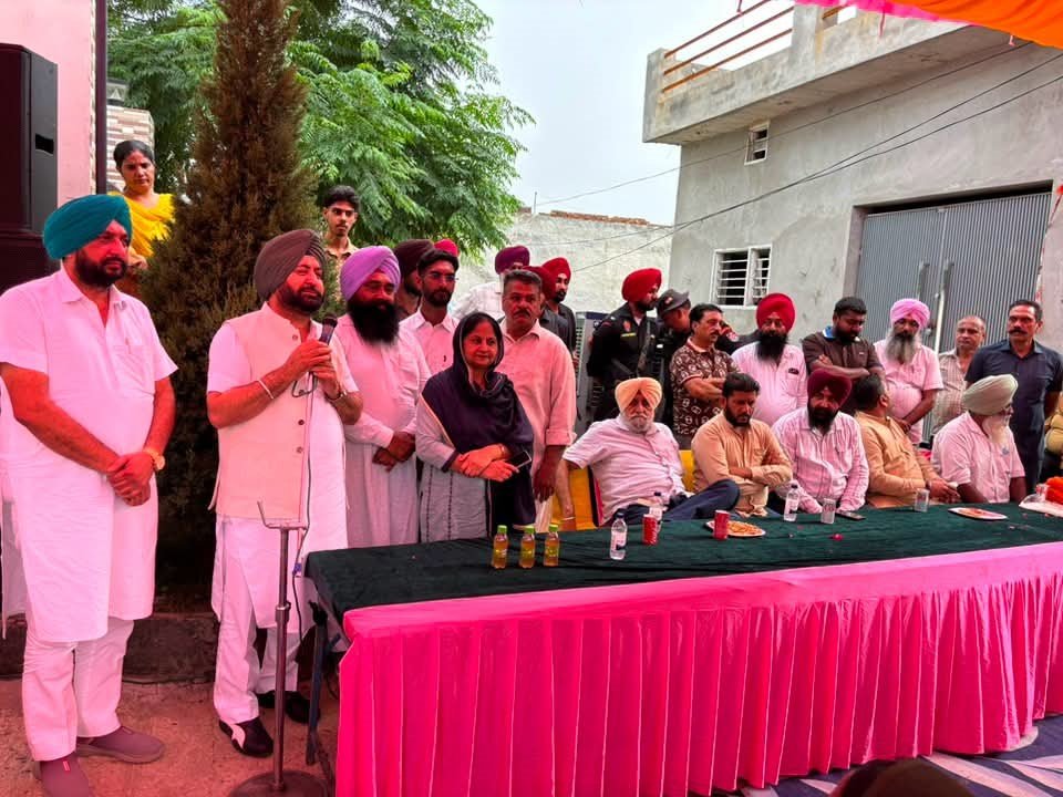 हरदीप सिंह मुंडियां साहनेवाल वार्ड नंबर 11 में लोगों से बातचीत करते हुए
