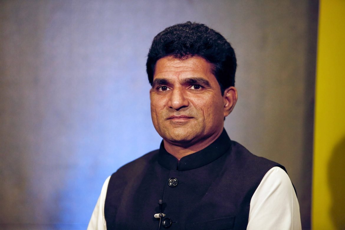 AAP प्रदेश अध्यक्ष इसुदान गढ़वी ने भाजपा पर किया प्रहार, किसानों के समर्थन में आए मंत्री के भाई की फैक्ट्री पर पड़ी रेड