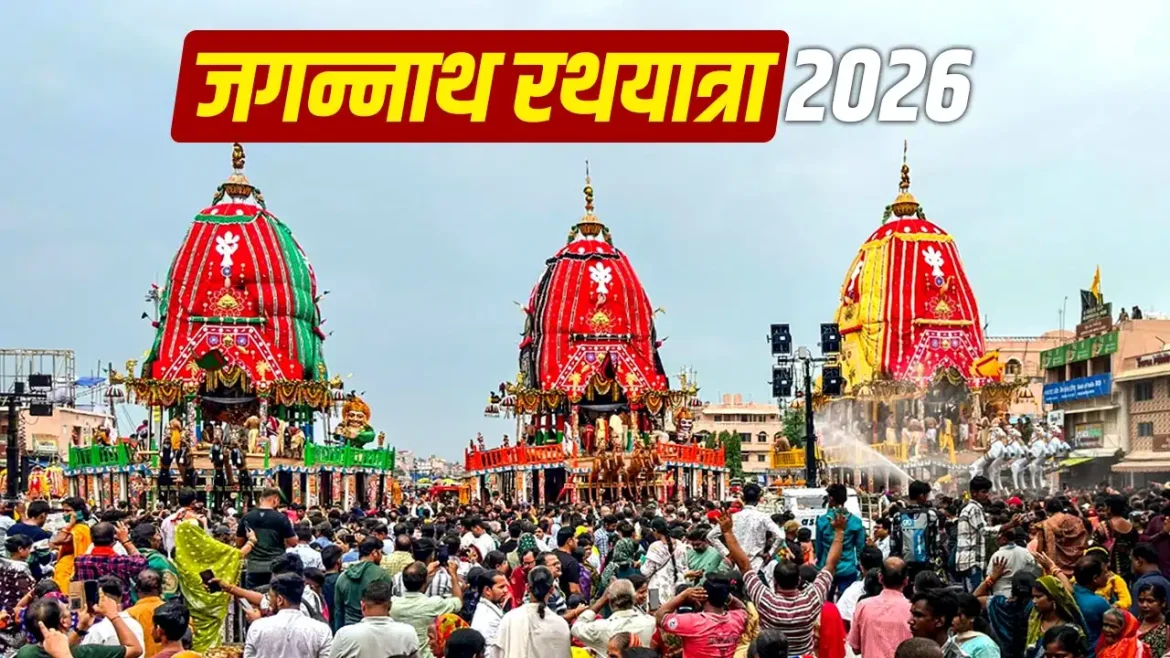 पुरी जगन्नाथ रथयात्रा में गजपति महाराज सोने की झाड़ू से रथ का मार्ग साफ करते हुए।